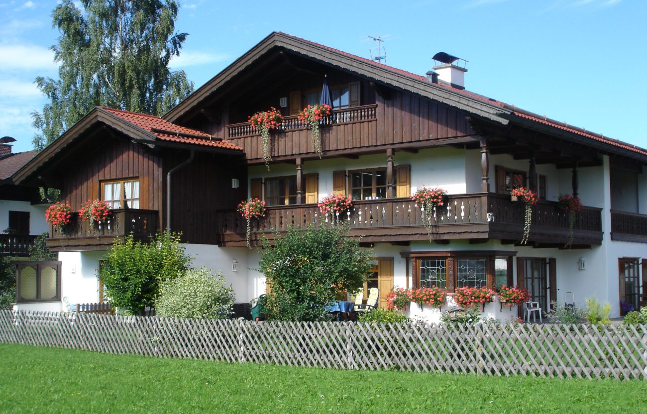 Hausansicht der Ferienwohnungen Alpina in Wallgau